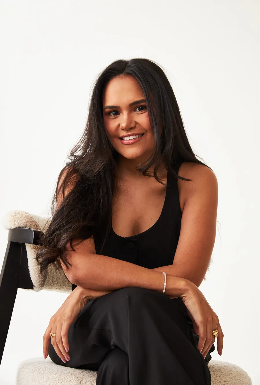 Dra. Isabelle Vilarim sorrindo, com blusa preta
